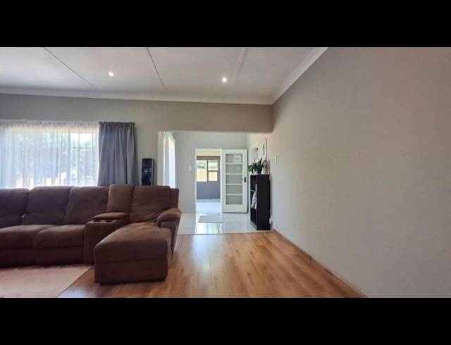 3 BEDROOM HOUSE FOR SALE IN SYMHURST